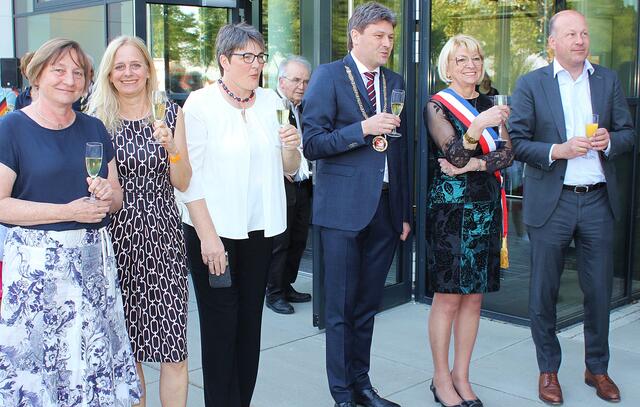Sektempfang vor der Ballspielhalle (von links): Dr. Susanne Kuffer,  Astrid Fritsch, Andrea Gärtner, Michael Higl, Michelle Devanne und Landrat Martin Seiler | Foto: Peter Heider