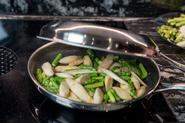 Sabinas Kochstudio -  Lauwarmer Spargelsalat mit Erdbeeren - die Zubereitung | Foto: FSeventfoto