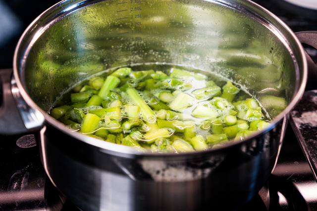 Sabinas Kochstudio - Spargelsuppe "Cappuccino-Style" | Foto: FSeventfoto