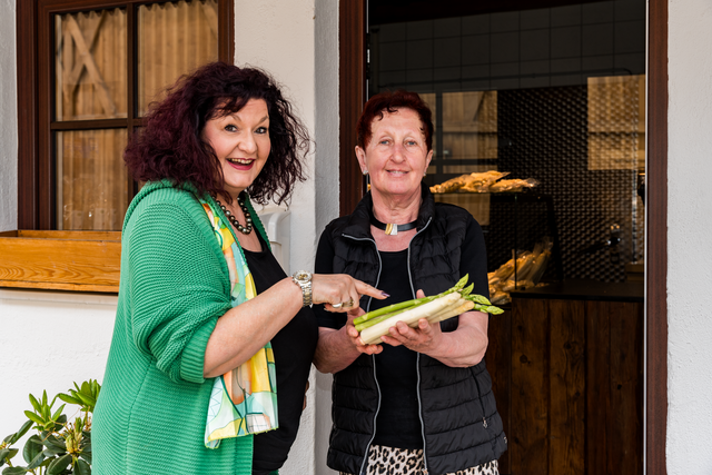 Sabinas Kochstudio -  Lauwarmer Spargelsalat mit Erdbeeren  - Spargel kauft Sabina stets aus Losingers Hofladen in Friedberg/Wulfertshausen.  "Spargel vom Friedberger Losinger-Feld ist unübertroffen gut" freuen sich Brigitte Losinger (rechts) und Sabina Scherer | Foto: FSeventfoto