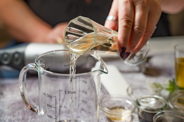 Sabinas Kochstudio -  Lauwarmer Spargelsalat mit Erdbeeren - die Zubereitung | Foto: FSeventfoto