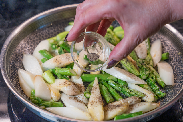 Sabinas Kochstudio -  Lauwarmer Spargelsalat mit Erdbeeren - die Zubereitung | Foto: FSeventfoto