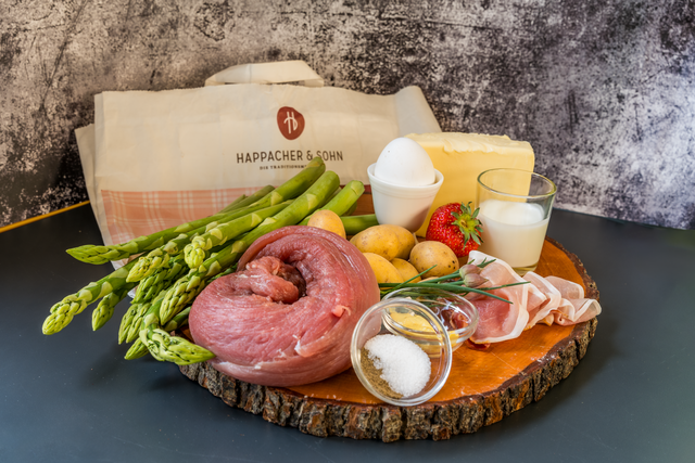 Aus dem Thermomix von Andrea Happacher: Schweinefilet im Schinkenmantel mit Spargel und Joghurt-Hollandaise - Die Zutaten | Foto: FSeventfoto