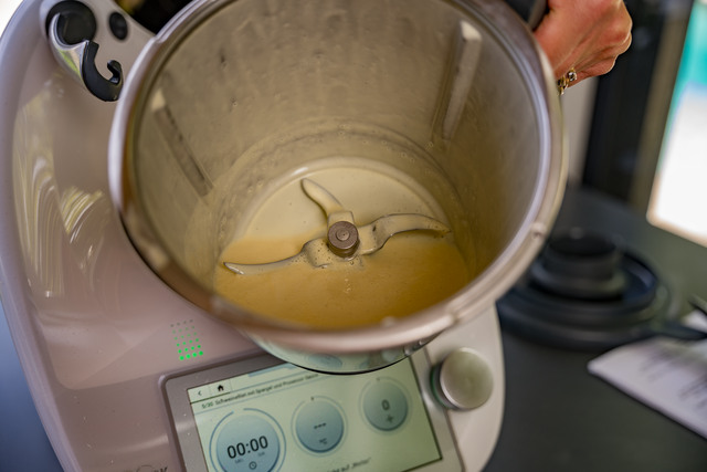 Aus dem Thermomix von Andrea Happacher: Schweinefilet im Schinkenmantel mit Spargel und Joghurt-Hollandaise | Foto: FSeventfoto