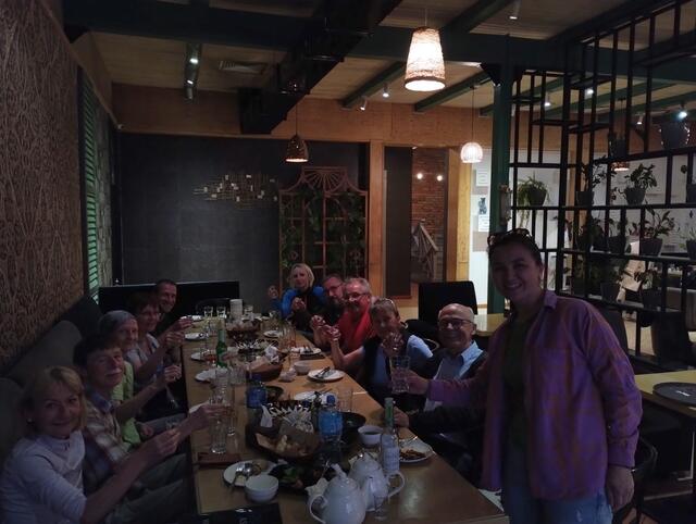 Die Laufreisenden stoßen erstmal an.
