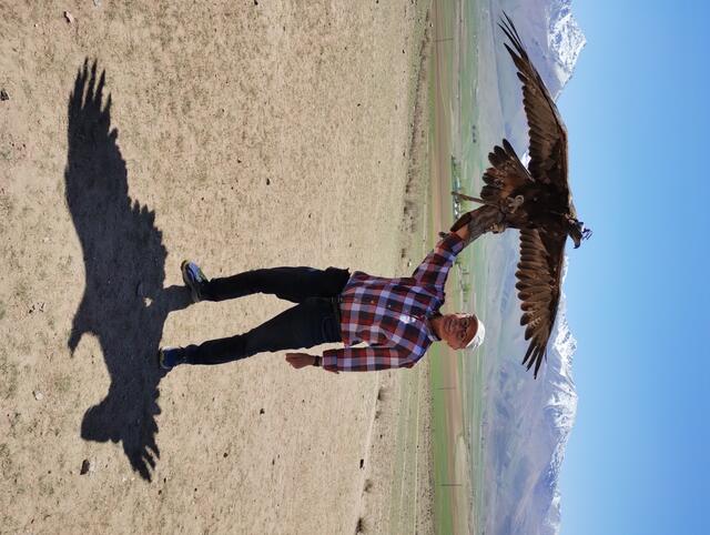 Der Hänigser Spargelsprinter ist von diesem riesigen Vogel begeistert.
