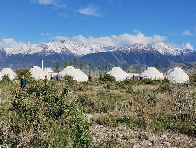 Jurten vor einer faszinierenden Kulisse.	
