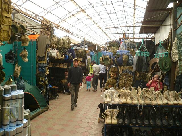 … in der es fast alles gibt. Zum Beispiel Militärkleidung, die Wehrpflichtige selber kaufen müssen.
