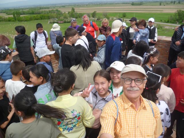 Auf dem Turm. Die Kinder macher mit ihrer Lehrerin einen Schulausflug.
