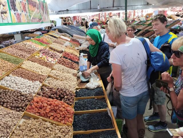 Zum Urlaubsende noch einmal „Großeinkauf“ im Basar.
