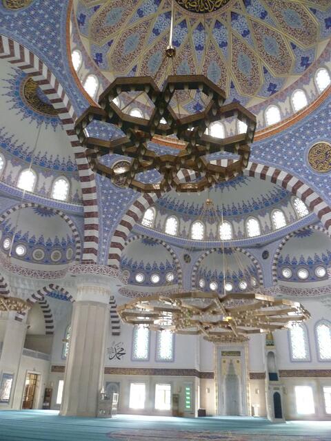 Die Moschee wurde von der türkischen Regierung finanziert. Der Bau wurde 2017 fertiggestellt und kostete 25 Millionen US-Dollar. Her  Erdoğan eröffnete den Bau.
