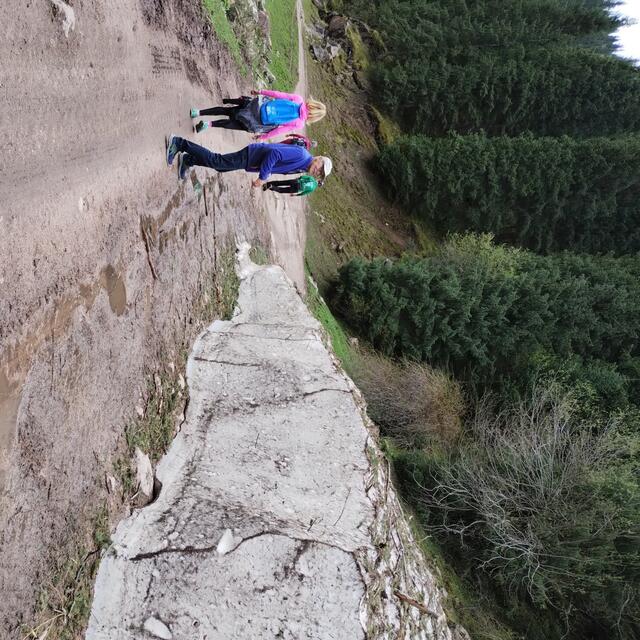 Der Wanderer begutachtet die Rester eines „Gletschers“.
