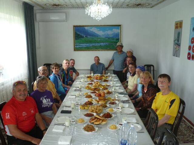 Essen bei einer Familie. 
