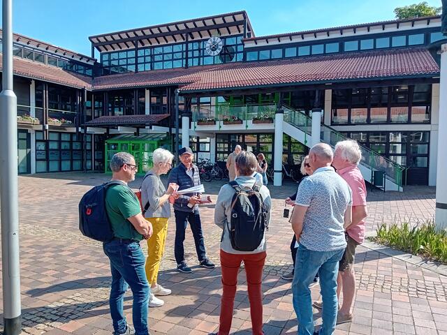 Renate Unger bei der Führung einer Gruppe Franzosen durch Meitingen. | Foto: Martin Stäbe