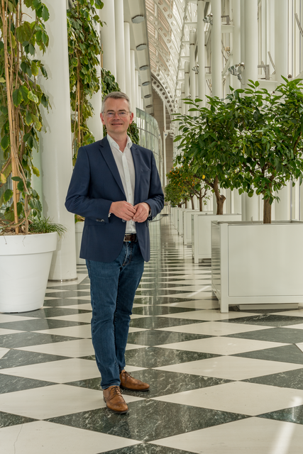 Peter Tomaschko, der Vertreter der CSU für den Stimmkreis Aichach-Friedberg und das Wittelsbacher Land im Bayerischen Landtag lud ein zum Besuch des Bayerischen Landtags und der Bayerischen Staatskanzlei. - MdL Peter Tomaschko in der Orangerie in der Bayerischen Staatskanzlei | Foto: FSeventfoto