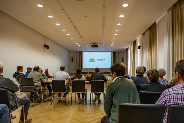 Peter Tomaschko (vorn), der Vertreter der CSU für den Stimmkreis Aichach-Friedberg und das Wittelsbacher Land im Bayerischen Landtag lud ein zum Besuch des Bayerischen Landtags und der Bayerischen Staatskanzlei. | Foto: FSeventfoto