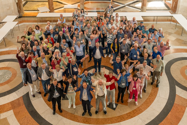 Peter Tomaschko (vorn), der Vertreter der CSU für den Stimmkreis Aichach-Friedberg und das Wittelsbacher Land im Bayerischen Landtag lud ein zum Besuch des Bayerischen Landtags und der Bayerischen Staatskanzlei. Das Foto entstand im Kuppelsaal des Militärmuseums in der Bayerischen Staatskanzlei | Foto: FSeventfoto