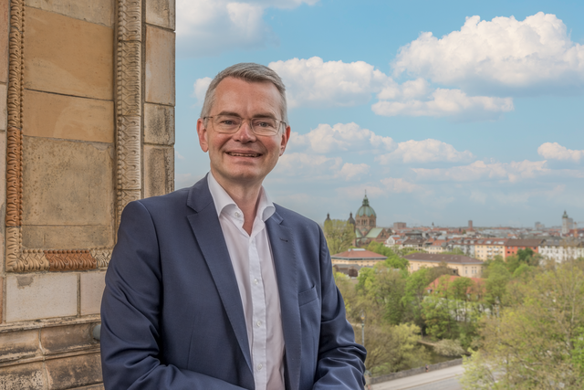Peter Tomaschko (vorn), der Vertreter der CSU für den Stimmkreis Aichach-Friedberg und das Wittelsbacher Land im Bayerischen Landtag lud ein zum Besuch des Bayerischen Landtags und der Bayerischen Staatskanzlei. | Foto: FSeventfoto