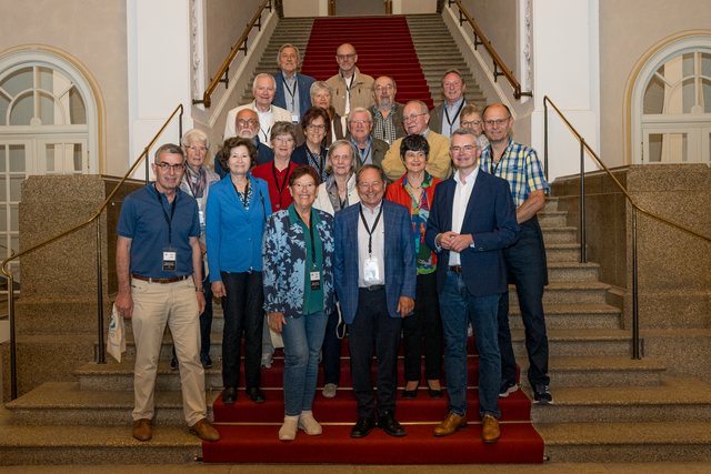 Peter Tomaschko (vorn rechts), der Vertreter der CSU für den Stimmkreis Aichach-Friedberg und das Wittelsbacher Land im Bayerischen Landtag lud ein zum Besuch des Bayerischen Landtags und der Bayerischen Staatskanzlei. - Auf dem Foto Mitglieder vom Freundeskreis Friedberger Musiksommer mit MdL Peter Tomaschko | Foto: FSeventfoto