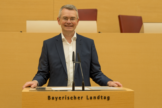 Peter Tomaschko (vorn), der Vertreter der CSU für den Stimmkreis Aichach-Friedberg und das Wittelsbacher Land im Bayerischen Landtag lud ein zum Besuch des Bayerischen Landtags und der Bayerischen Staatskanzlei. | Foto: FSeventfoto