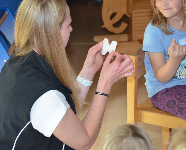 Perfekter Zuschnitt in Schmetterlingsform für Fingerverbände | Foto: Ramona Nahirni-Vogg