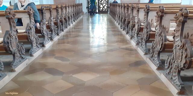 Der Mittelgang mit den wunderschönen geschnitzten Kirchenbänken. | Foto: Iris Alefelder