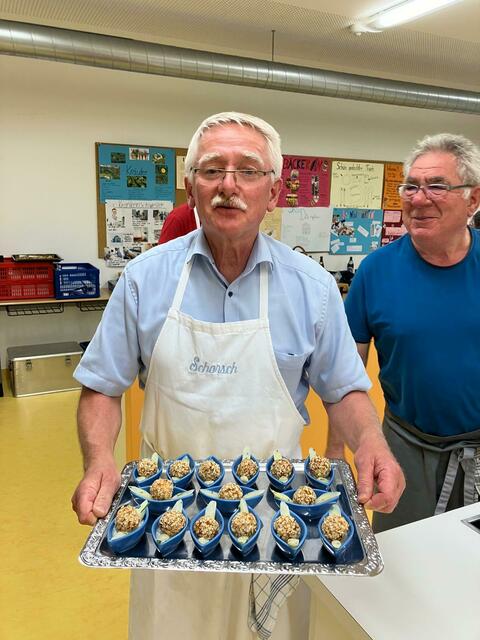 Ja da darf man schon stolz sein: Georg Lipp, der Verantwortliche für diesen Gaumenkitzler - Karl Rupp (rechts) hat ihn dabei unterstützt.
