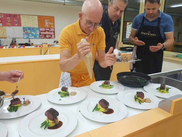 ... jetzt noch schnell das Blumenkohlpüree. Klaus Hill macht das profihaft, Stefan Kaiser wartet schon mit dem gerösteten Blumkohl als Deko zum Schluß. Dann schnell den Teller auf den Tisch.