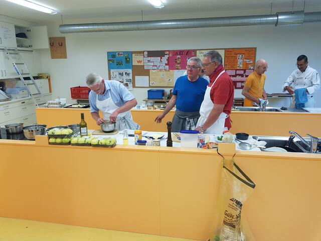 Man sieht hier an jeder Kochzeile wird gewerkelt.