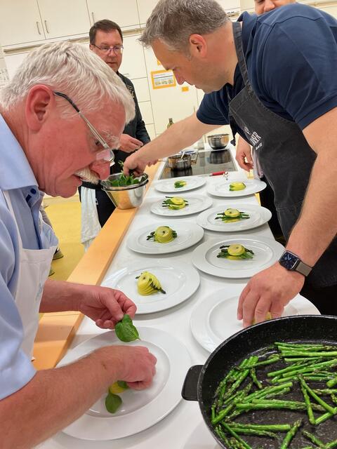Ja da kommt schon etwas Hektik auf. Die heißen Apfelspiralen müssen mit dem heißen grünen Spargel und dem Blatt Babyspinat angerichtet werden. 
