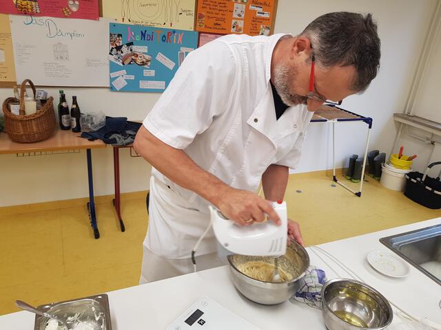 Alois Moosmüller, das süße Schleckermäulchen unter den Hobbyköchen, ist der perfekte Patissier.  Er macht den Teig für das Topfensoufflè und die Topfenknödel. 