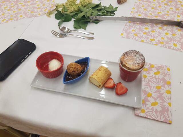 Alles was das Herz oder besser der Magen begehrt von links: Sauerrahmeis, Topfeknödelchen auf Marillenröster, Topfenobers-Crèpe, Erdbeeren und das Topfensouffé. dazu wurde natürlich Espresso getrunken. Das war ein Saisonabschluss des WKC der Superlative.