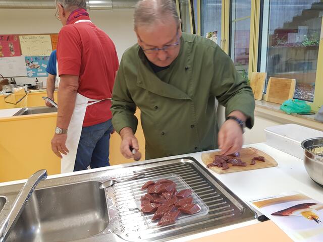 Artur Silva, der Vorsitzende des WKC, schneidet hier die Kalbsleber in  passende Tranchen