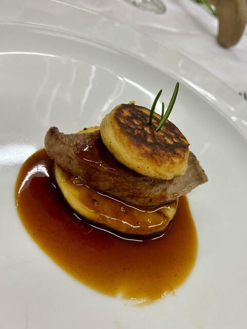 Die Leber war auf den Punkt rosa gebraten. Man erkennt auf dem Bild wie köstlich allein diese Soße sein muß, dazu noch der Blini - ein Hochgenuß.