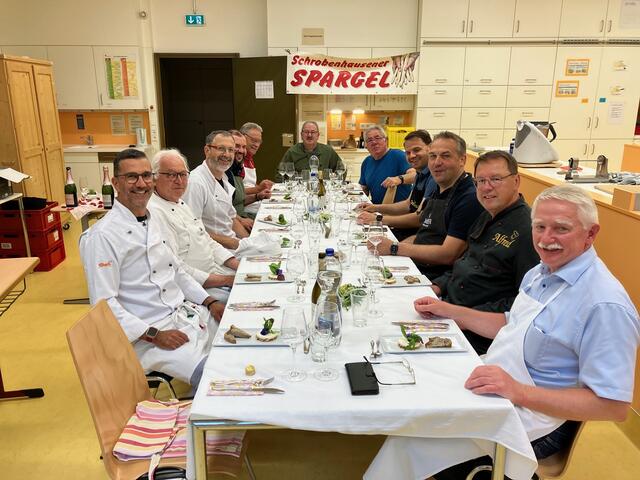 ... zur Tafel saßen froh die Gäst. Hier sind es aber die Köche die die Früchte ihrer Arbeit im wahrsten Sinne des Wortes genießen. Das Krabbenülchen. 