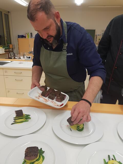 Johannes Steichele setzt den Rehrücken auf.