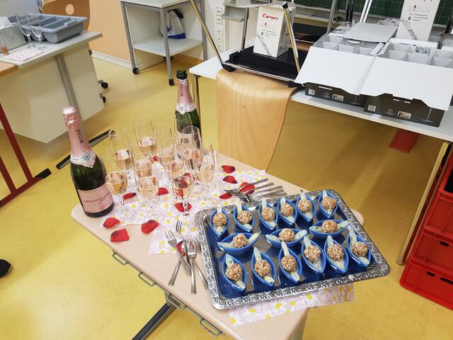 Das Amuse Geule saiblingsbällchen mit Spargel, wurde in kleinen Keramikschiffchen kredenzt.