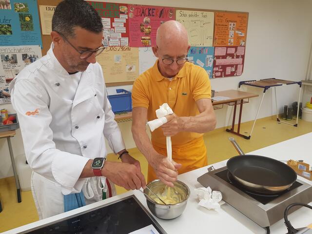 Endspurt: Claudio Erdner und Klaus Hill und  bereiten schon den Nachtisch vor.