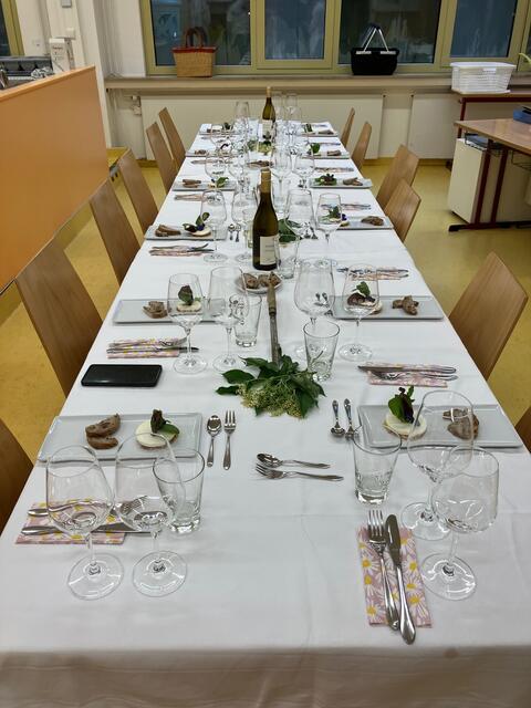 Hier steht schon das erste Zwischengericht auf der schön dekorierten Tafel. Man kann es hier nicht richtig erkennen aber es liegen drei originale Spargelmesser,  natürlich gereinigt, in der Mitte des Tisches. | Foto: Otto Killensberger