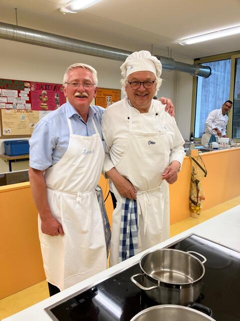 Mehr oder weniger Salz darüber kann man streiten - Georg Lipp (links)  und Otto Killensberger vor dem Abschmecken der Saiblingsfarce.