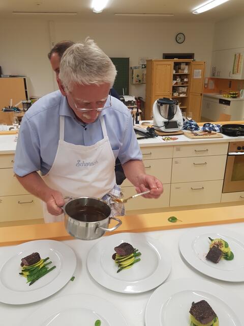 Georg Lipp drapiert die köstliche Rehjus die das Hauptgericht abrundet.