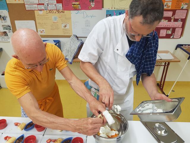 Da muß noch etwas Vanillezucker und geschlagenes Eiweiß rein.