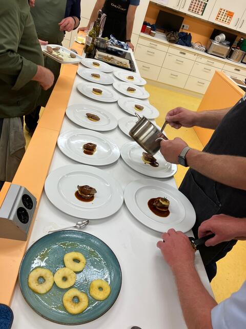 Die Kalbsleber wird angerichtet. Ein ganz feines Rosmarinsösschen verfeinerte dieses Zwischengericht. Obendrauf kam noch der Kartoffelblini mit einer Rosmarin-Nadel.