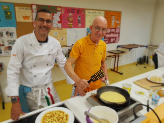 Die Crepes für den Topfenoberscrepes wird hier von Klaus Hill gemacht.