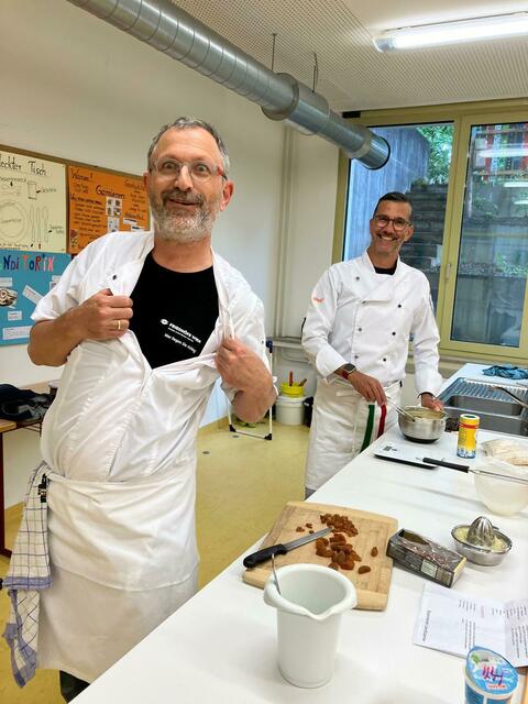 Alois Moosmüller präsnetiert hier sein neues Souvenir ein T-Shirt von seinem Urlaub in Wien vom Zentralfriedhof. Hier schneidet er gerade die trockenen Aprikosen für den Marillenröster auf dem dann der Topfenknödel angerichtet wird. 