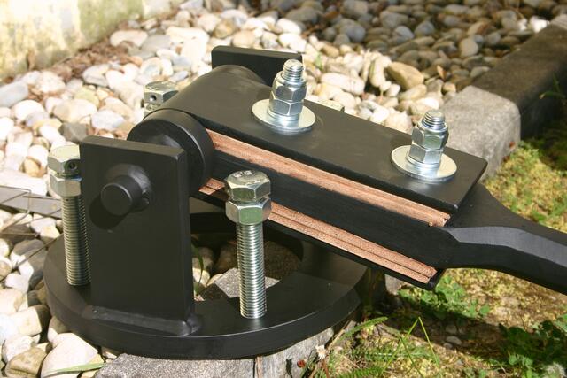 Der Klöppel ist, wie dies schon seit Jahrhunderten gemacht wird, mit einem besonderen, extra dicken Rindsleder akkustisch von der Aufhängung entkoppelt.