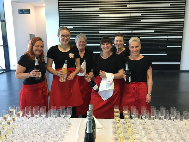 Sektempfang vor dem Festakt in der Meitinger Ballspielhalle. | Foto: Andrea Gärtner