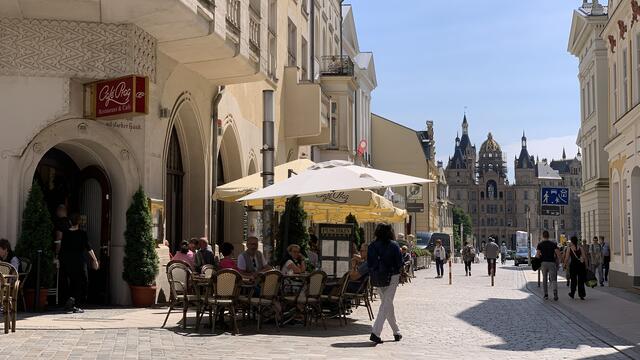 Auf dem Weg zur Schlossinsel. Foto: Helmut Kuzina