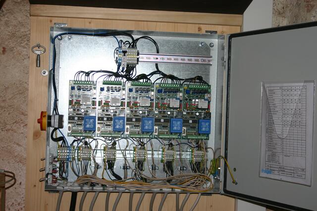 Die neue Glockensteuerung wurde gut zugänglich in der Kammer unterhalb der Glocken montiert; die alte war neben dem Glockenstuhl.