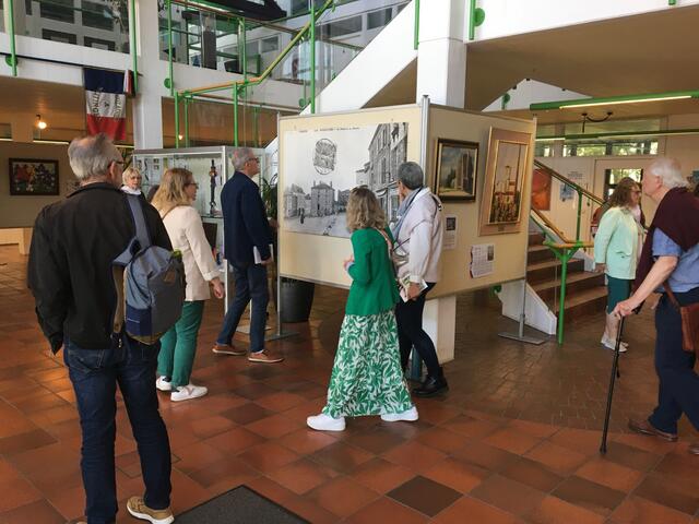 Bilder aus 50 Jahren deutsch-französischer Freundschaft: Die französischen Gäste besuchen die Jubiläumsausstellung im Meitinger Rathaus | Foto: Andrea Gärtner